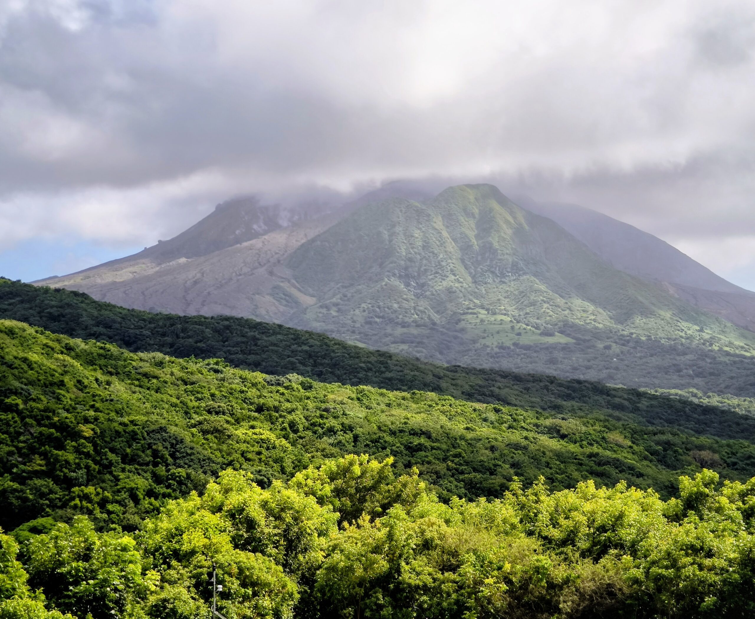 9. Hafen – Montserrat und der Vulkan 🌋